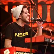 Alumno del ESMUC, con años de experiencia en música. Doy clases de canto y piano (jazz, moderno).